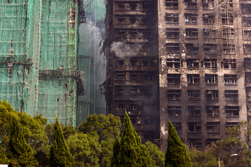 Cel puţin 83 de morţi şi aproape 300 de dispăruţi în incendiul uriaş din Hong Kong. Trei bărbați au fost arestați. FOTO&VIDEO - Imaginea 19