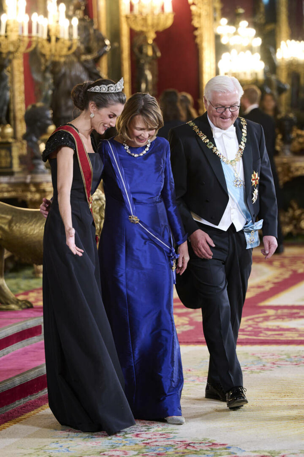Regina Letizia a Spaniei, un simbol al eleganței la cina de stat în onoarea președintelui Germaniei. GALERIE FOTO - Imaginea 20