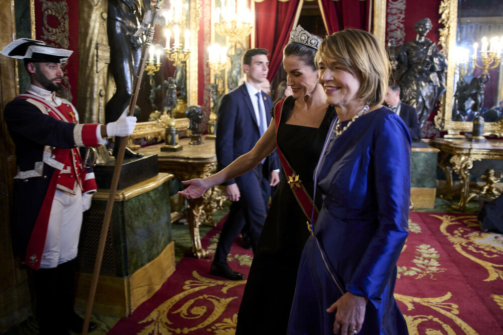 Regina Letizia a Spaniei, un simbol al eleganței la cina de stat în onoarea președintelui Germaniei. GALERIE FOTO - Imaginea 23