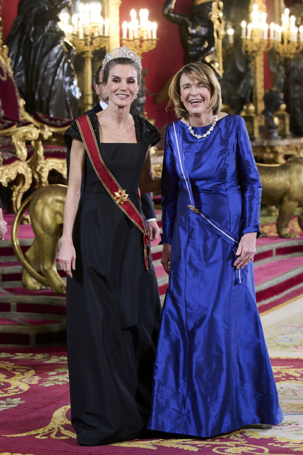 Regina Letizia a Spaniei, un simbol al eleganței la cina de stat în onoarea președintelui Germaniei. GALERIE FOTO - Imaginea 34