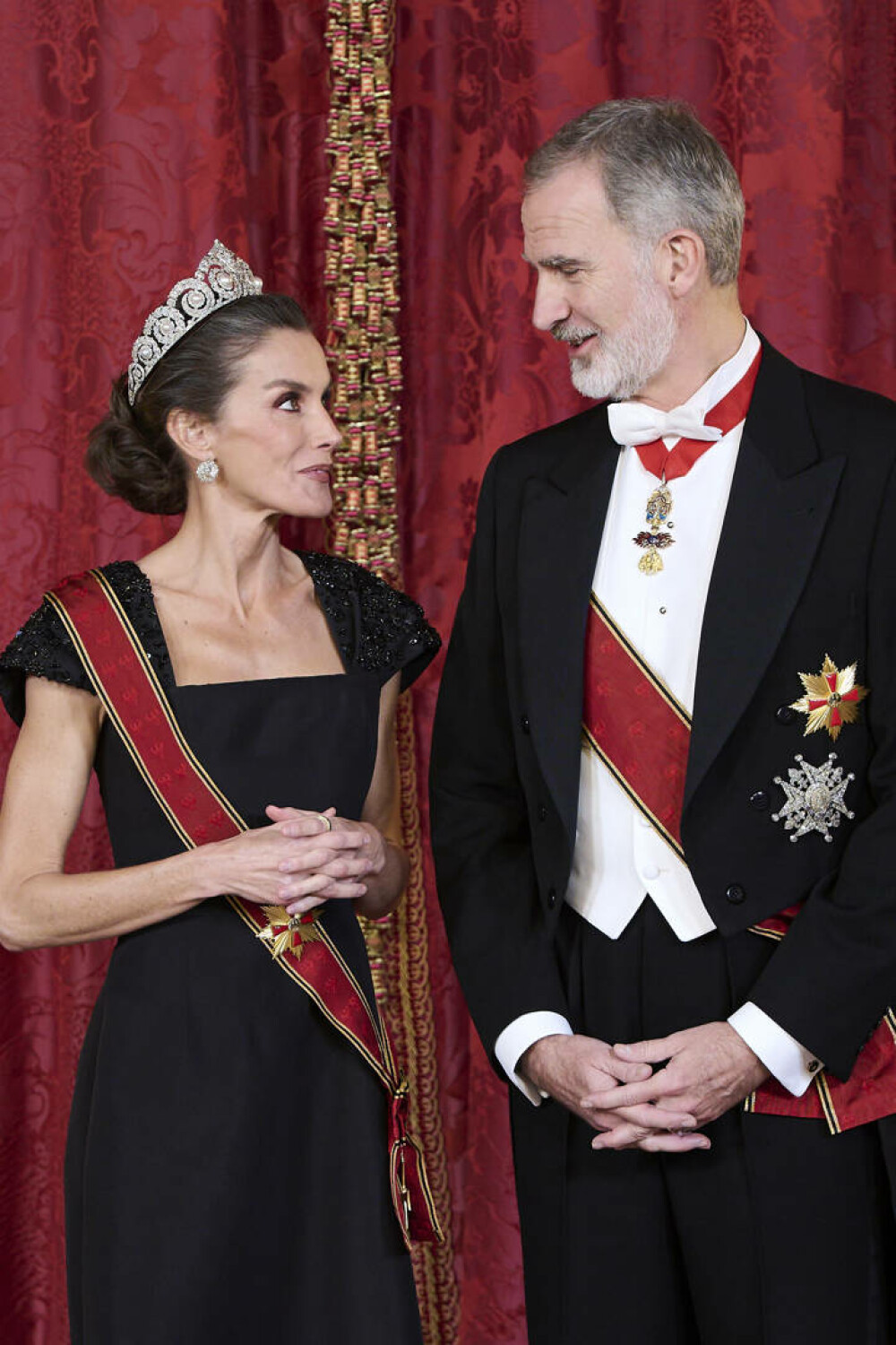 Regina Letizia a Spaniei, un simbol al eleganței la cina de stat în onoarea președintelui Germaniei. GALERIE FOTO - Imaginea 35