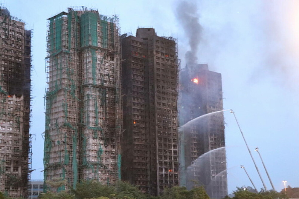 128 de oameni au murit în incendiul care a distrus blocurile turn din Hong Kong. „Este un dezastru”. GALERIE FOTO & VIDEO - Imaginea 34
