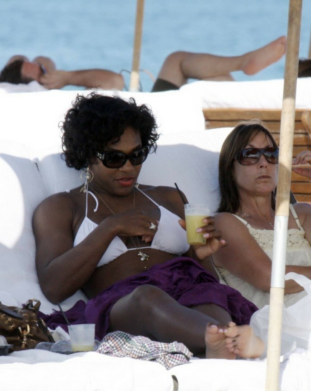 Serena Williams, in chilotei pe plaja - Imaginea 1