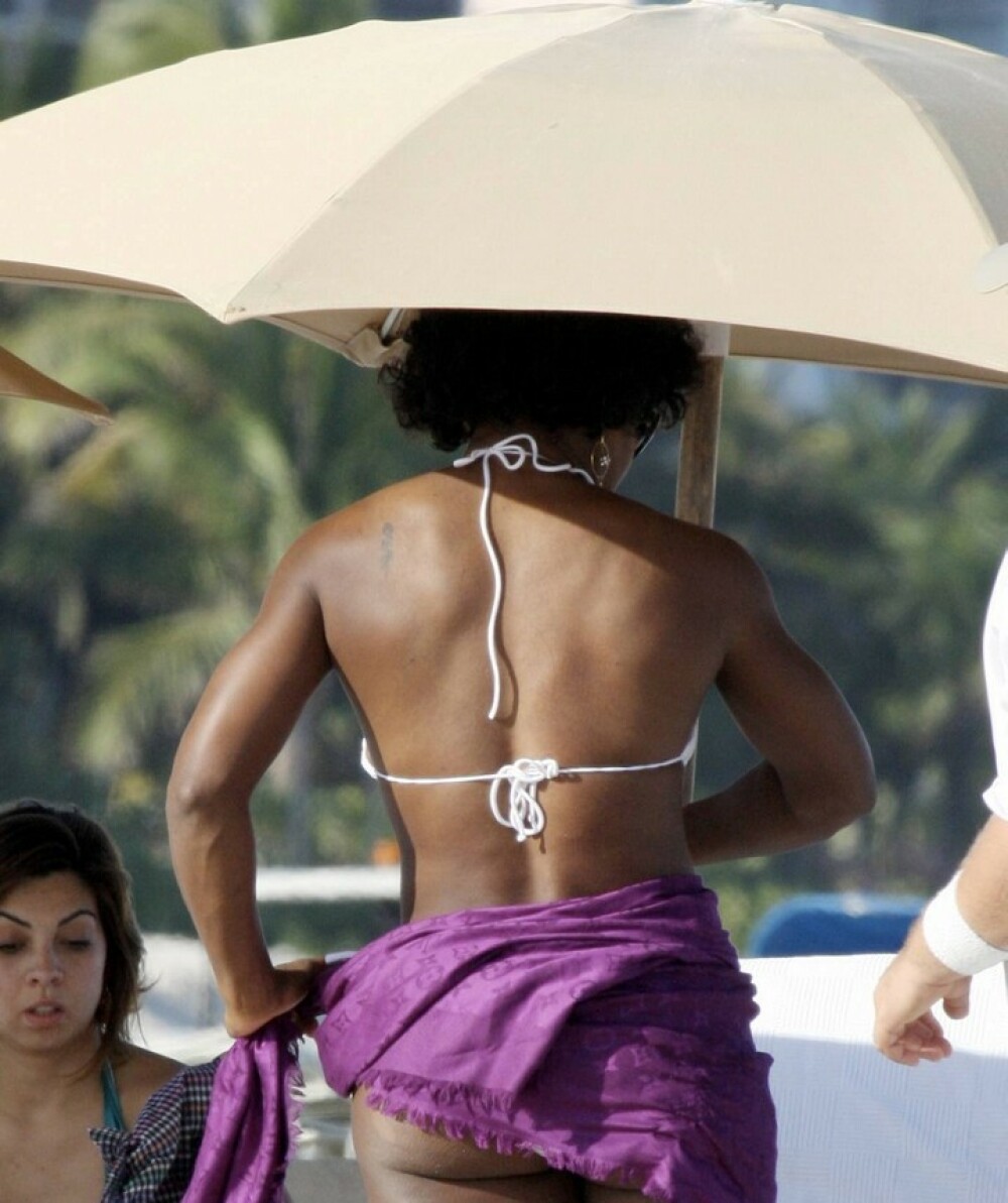 Serena Williams, in chilotei pe plaja - Imaginea 4