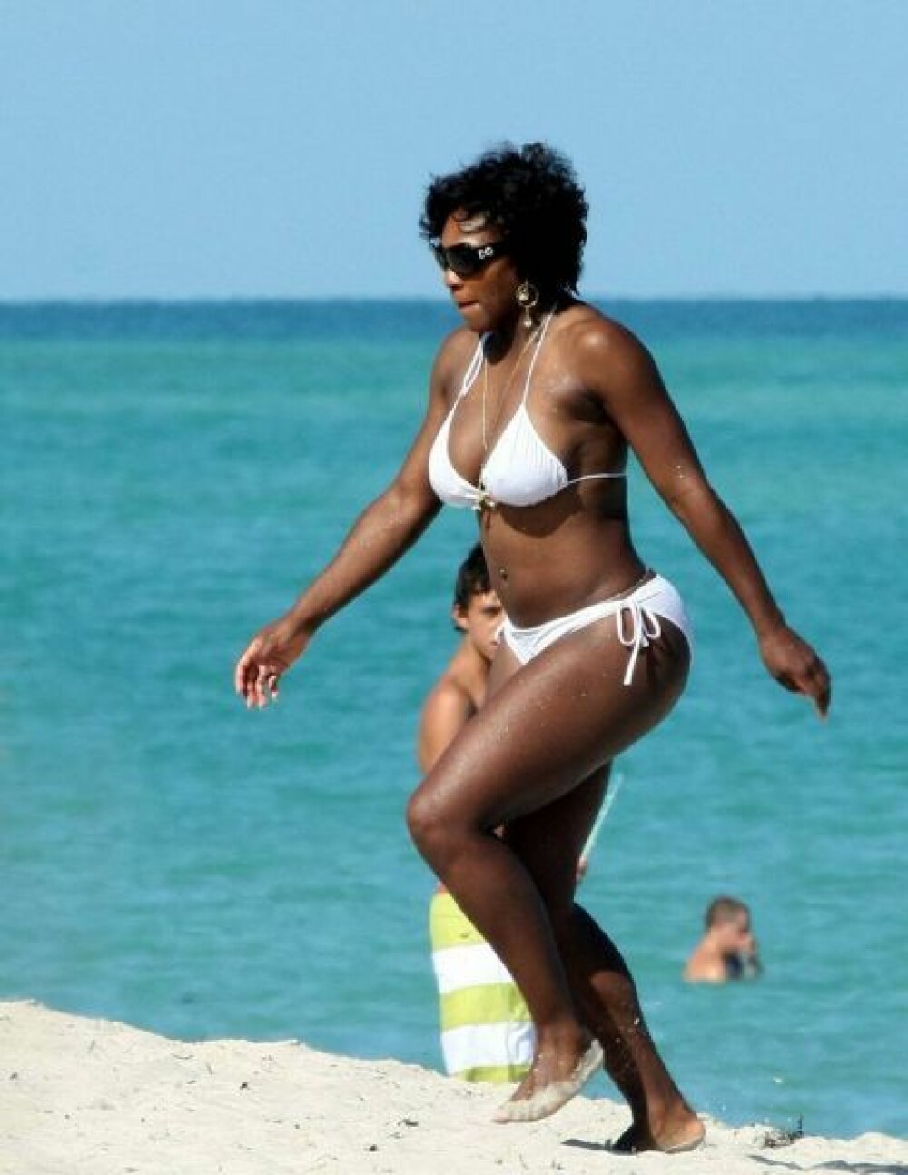 Serena Williams, in chilotei pe plaja - Imaginea 6