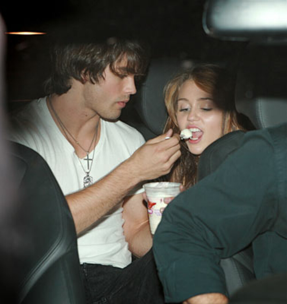 Miley Cyrus, hranita cu lingurita! - Imaginea 1