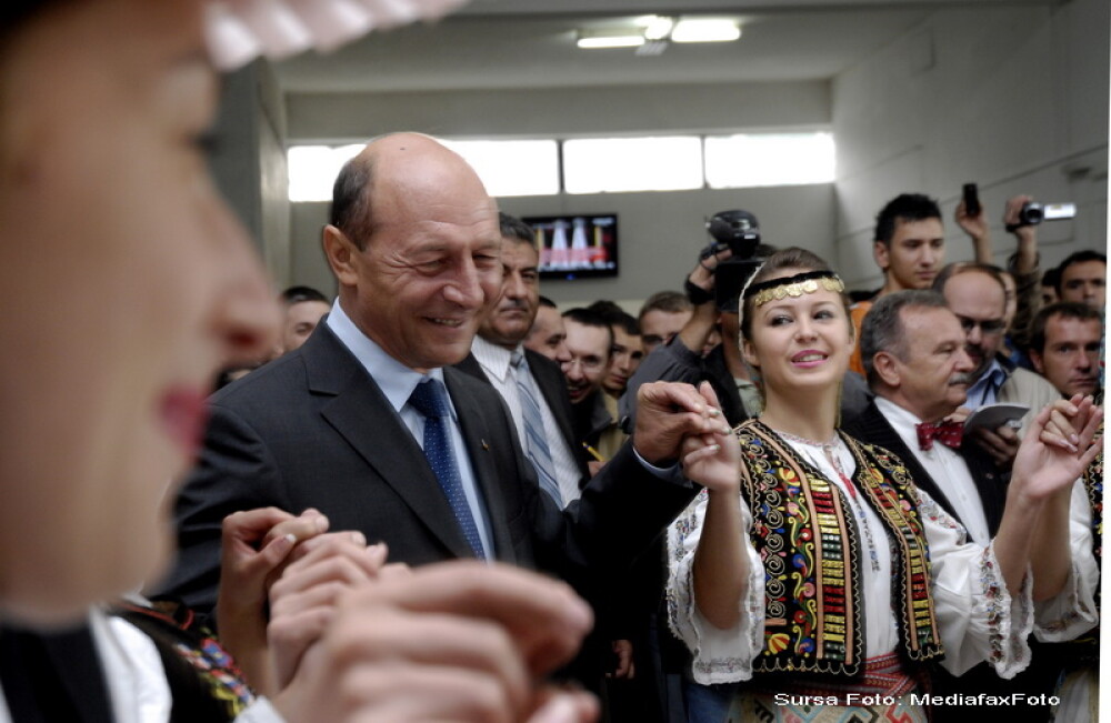 Tara arde, Basescu joaca! In hora la Cluj-Napoca! - Imaginea 3