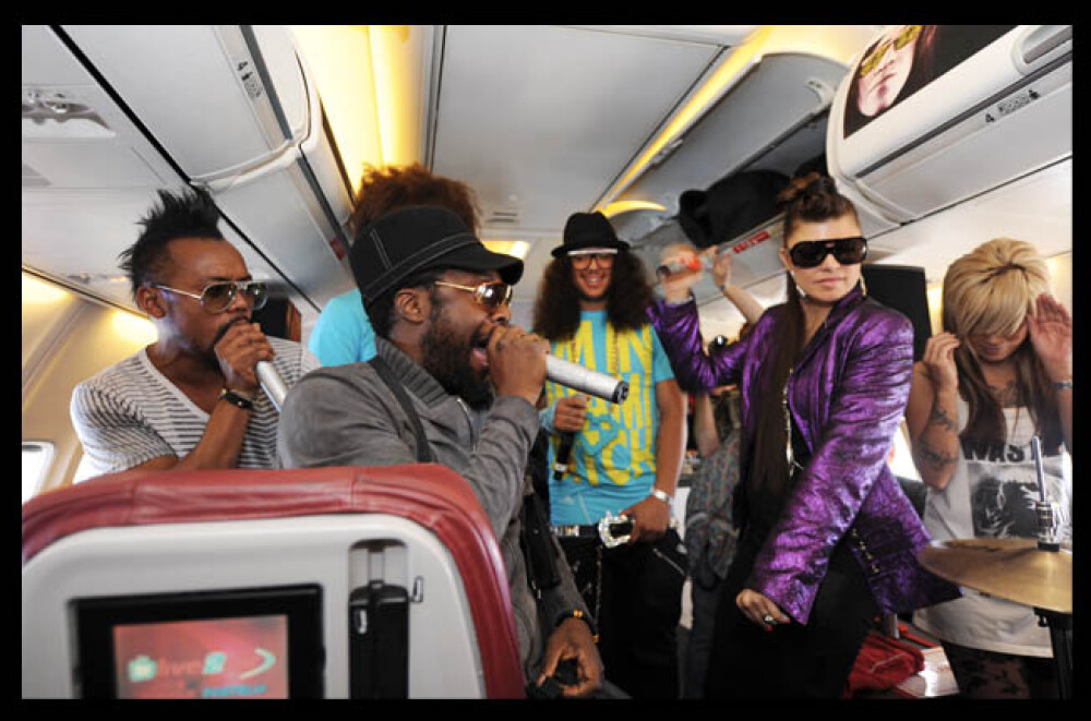 Black Eyed Peas, karaoke la 12.500 de metri inaltime! VEZI VIDEO - Imaginea 2