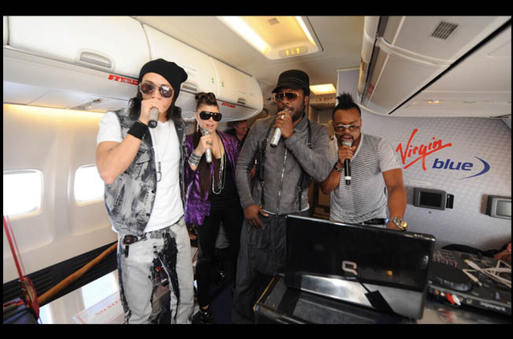 Black Eyed Peas, karaoke la 12.500 de metri inaltime! VEZI VIDEO - Imaginea 4