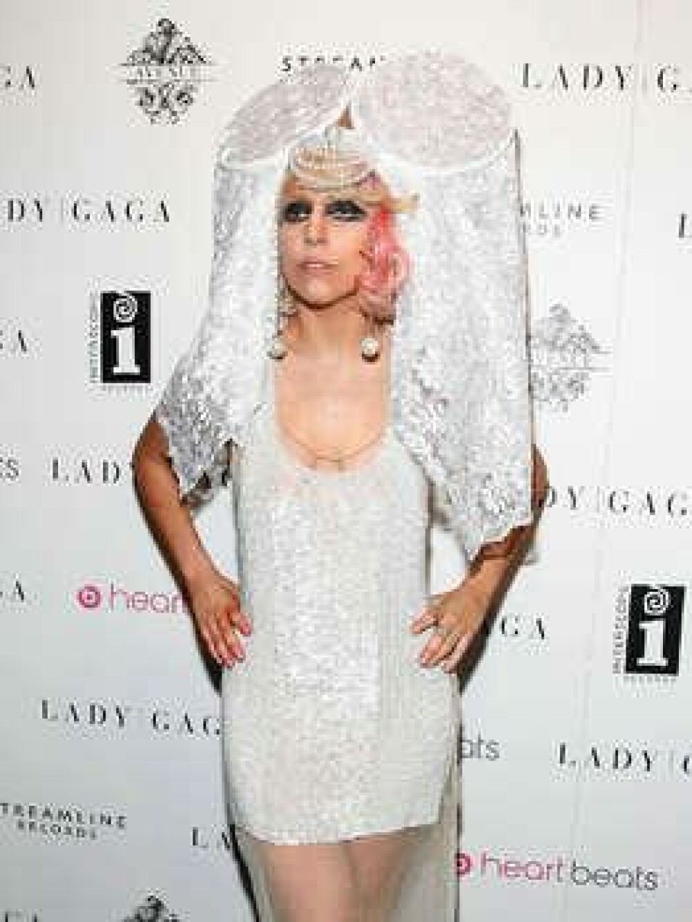 Lady GaGa si-a facut palarie din propriul par! - Imaginea 6