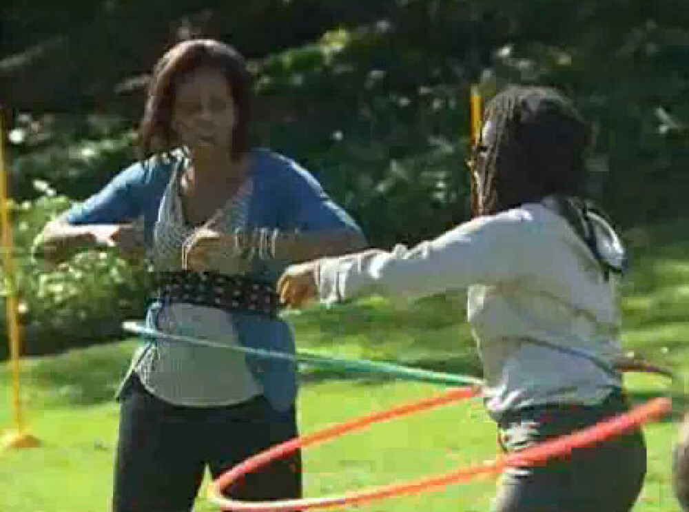 Michelle Obama se pricepe la hula-hoop! Vezi video! - Imaginea 1