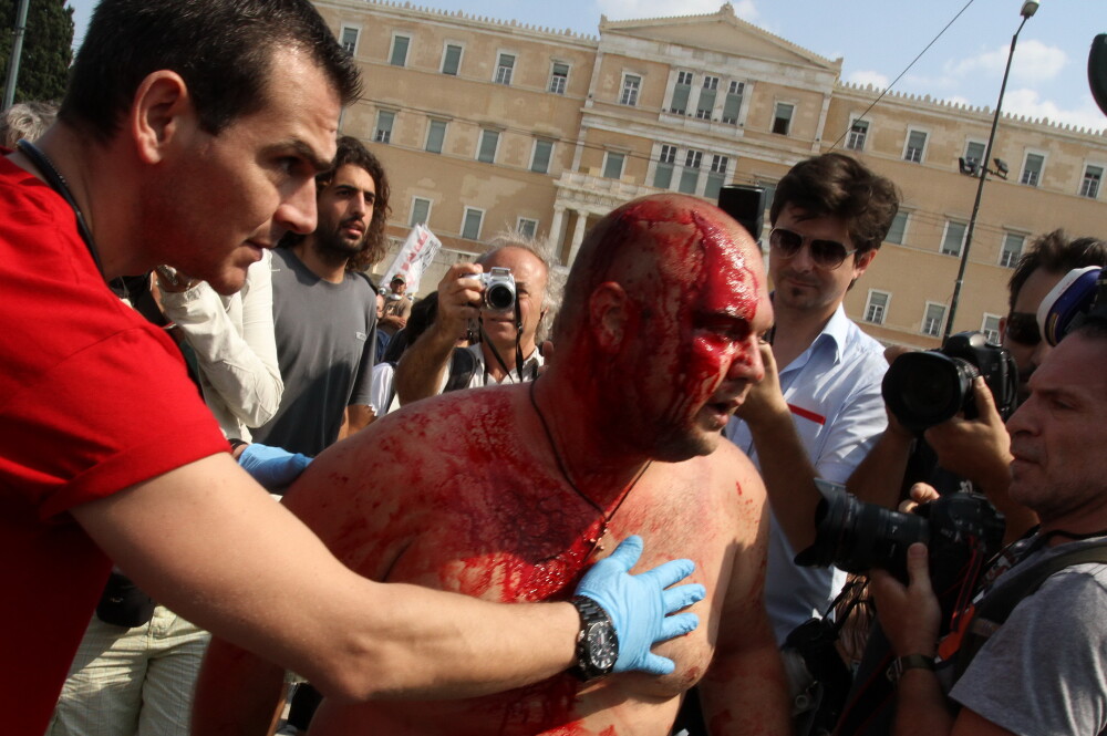 Grecia a pus sange pe taierile bugetare. Imagini dure din greva de 24 de ore ce a paralizat Atena - Imaginea 1