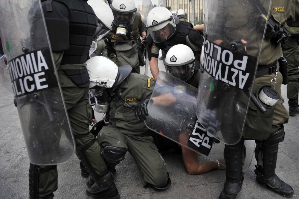 Grecia a pus sange pe taierile bugetare. Imagini dure din greva de 24 de ore ce a paralizat Atena - Imaginea 2