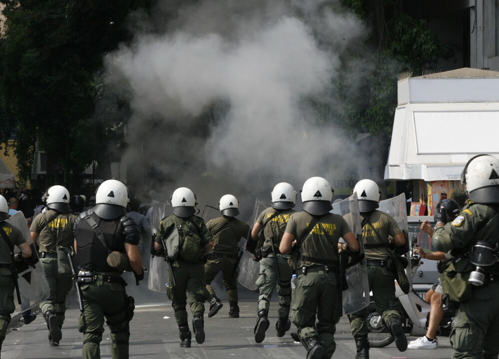 Grecia a pus sange pe taierile bugetare. Imagini dure din greva de 24 de ore ce a paralizat Atena - Imaginea 3