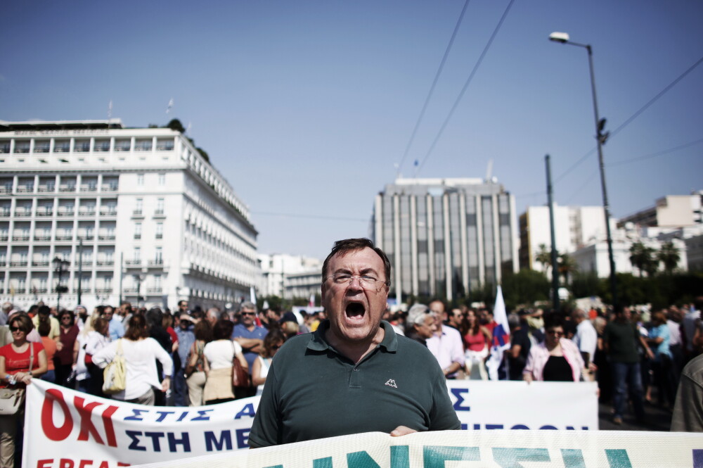Grecia a pus sange pe taierile bugetare. Imagini dure din greva de 24 de ore ce a paralizat Atena - Imaginea 4