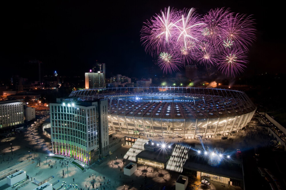 Acoperisul stadionului care va gazdui finala Euro 2012 a luat foc la inaugurare. GALERIE FOTO - Imaginea 1