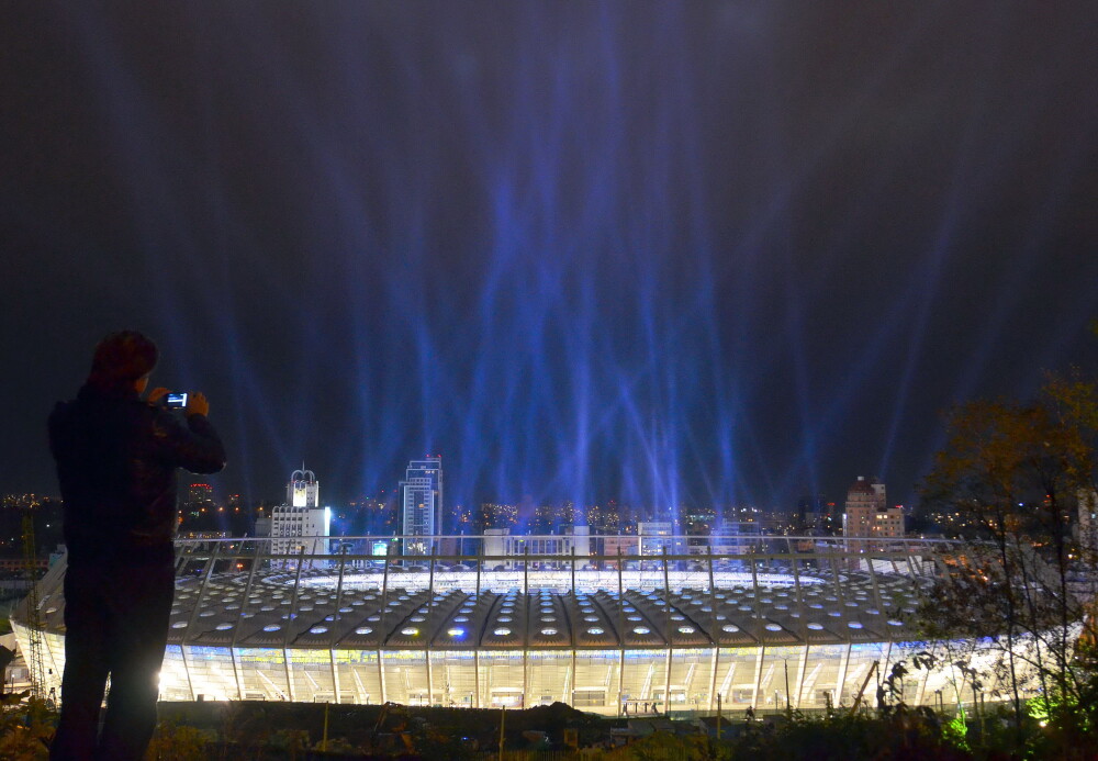 Acoperisul stadionului care va gazdui finala Euro 2012 a luat foc la inaugurare. GALERIE FOTO - Imaginea 5
