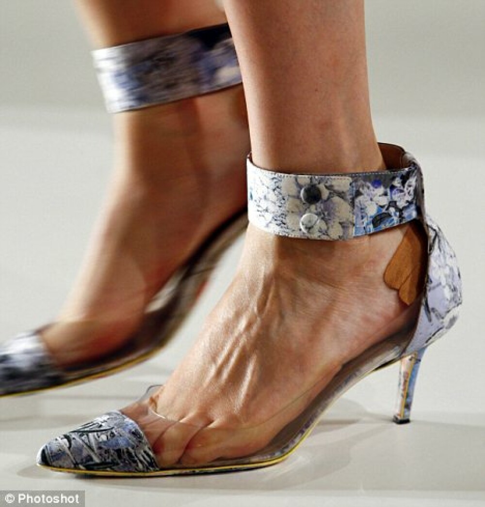 Marturie FOTO: picioarele chinuite ale modelelor care isi sacrifica frumusetea la prezentari - Imaginea 3