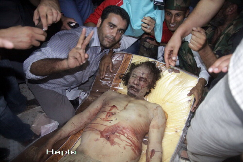 Libienii au stat la coada ca sa se pozeze cu trupul neinsufletit al lui Ghaddafi, depus intr-un mall - Imaginea 2