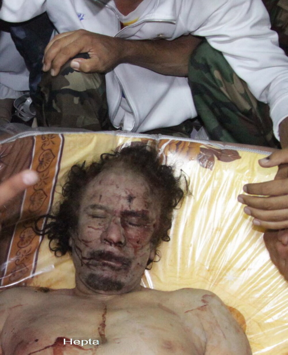Libienii au stat la coada ca sa se pozeze cu trupul neinsufletit al lui Ghaddafi, depus intr-un mall - Imaginea 3