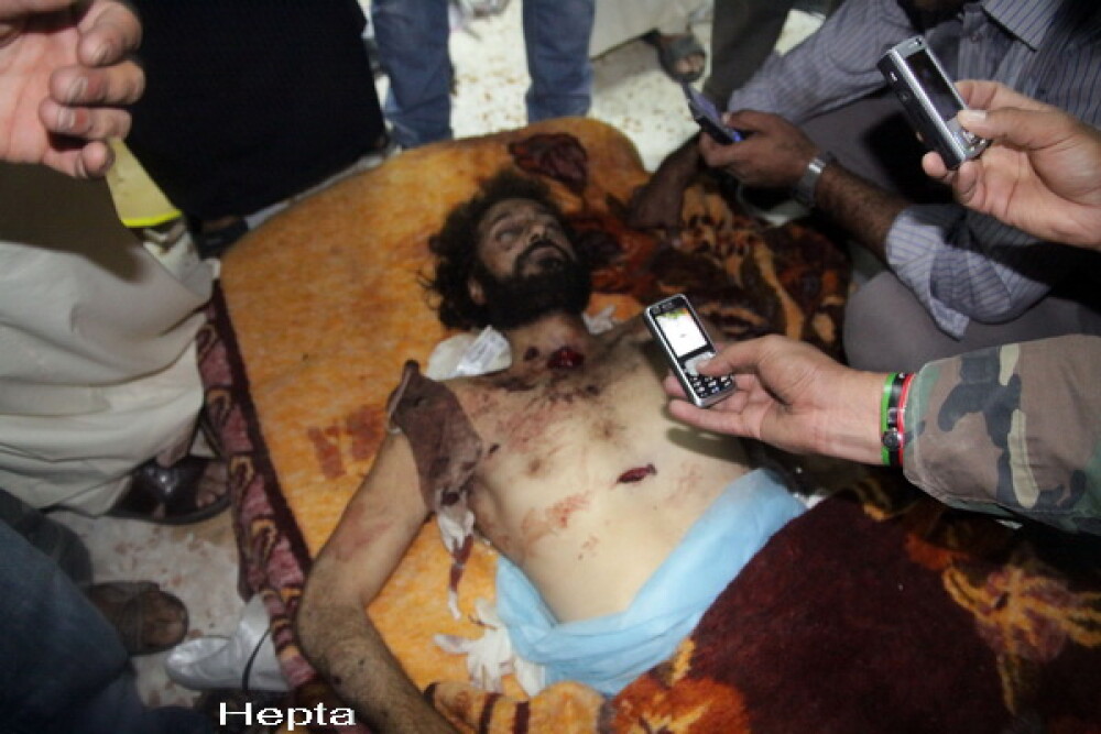Libienii au stat la coada ca sa se pozeze cu trupul neinsufletit al lui Ghaddafi, depus intr-un mall - Imaginea 4