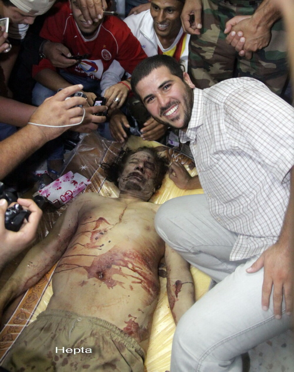 Libienii au stat la coada ca sa se pozeze cu trupul neinsufletit al lui Ghaddafi, depus intr-un mall - Imaginea 5