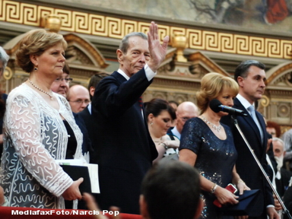 Regele Mihai, aplaudat minute in sir in Parlamentul Romaniei. 250 de invitati au asistat la discurs - Imaginea 7