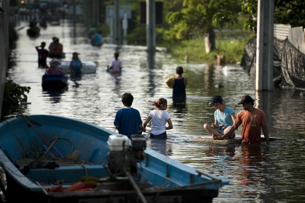 Un aeroport din Thailanda a disparut sub ape. Situatia e critica in o treime din tara. FOTO - Imaginea 5