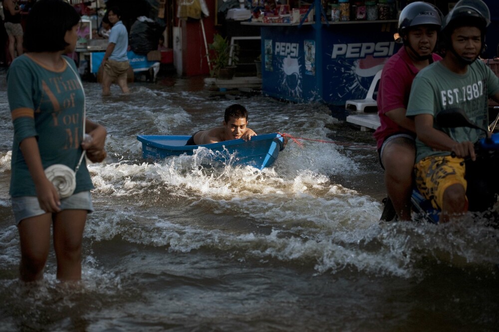 Un aeroport din Thailanda a disparut sub ape. Situatia e critica in o treime din tara. FOTO - Imaginea 4