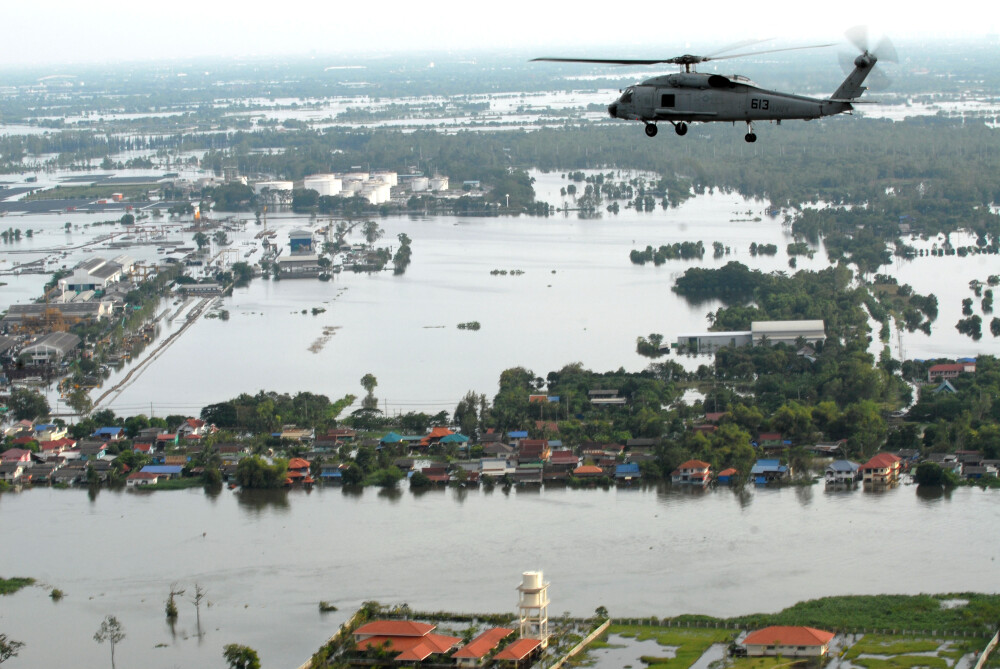 Un aeroport din Thailanda a disparut sub ape. Situatia e critica in o treime din tara. FOTO - Imaginea 1