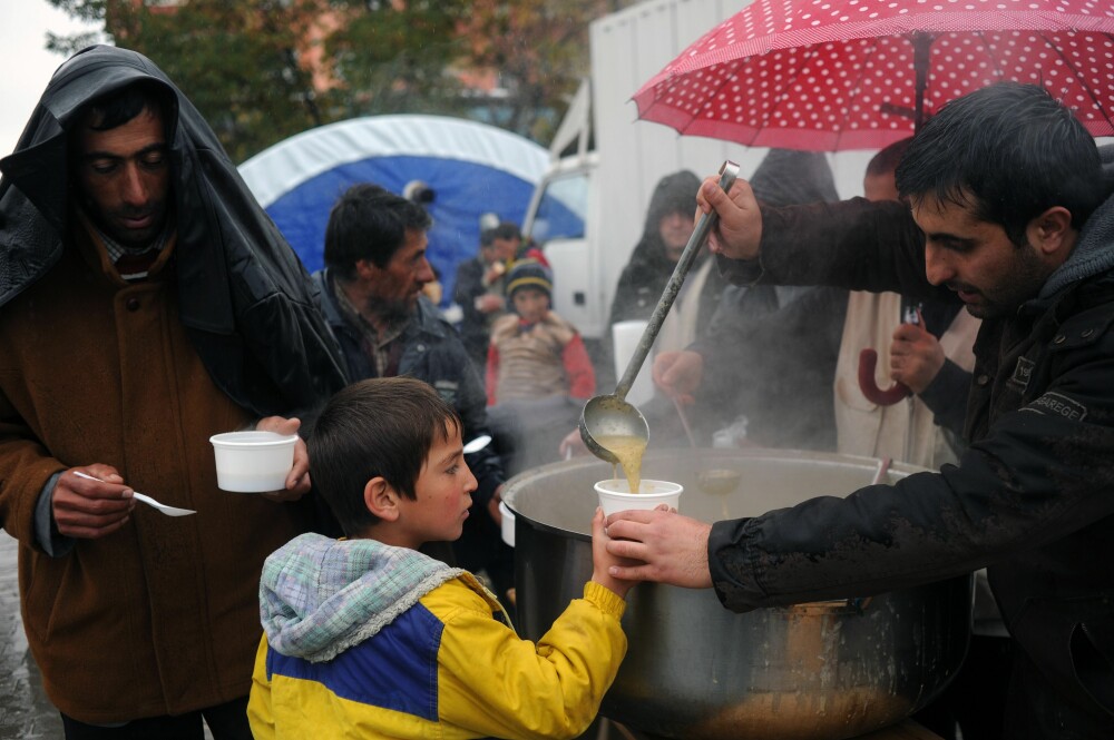 Dezastrul din Turcia a omorat 600 de oameni. Cutremurul a lasat pe drumuri mii de copii - Imaginea 9