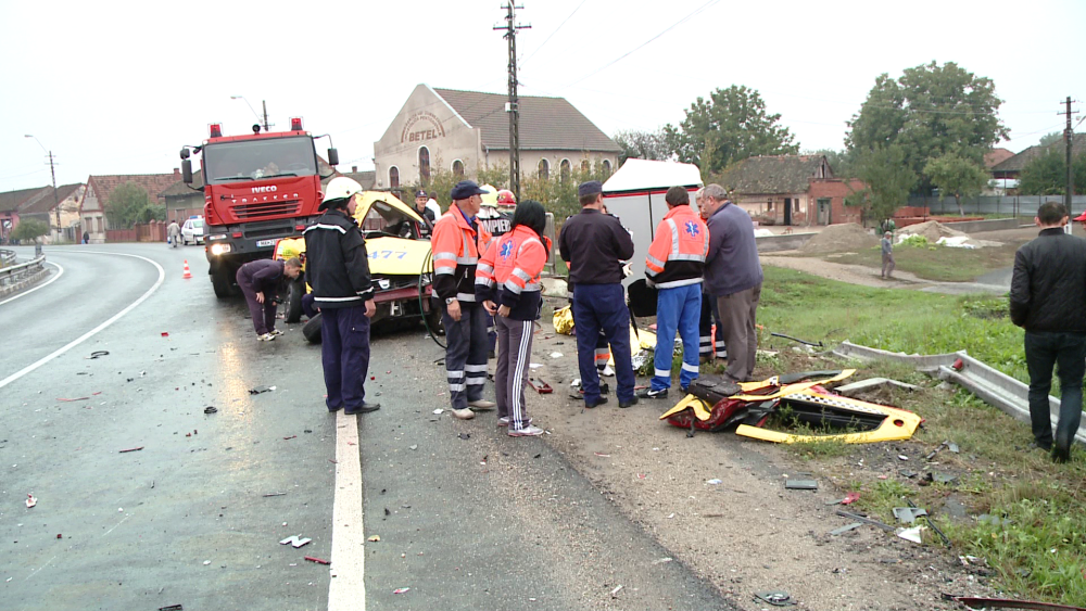 Grav accident langa Lugoj. Doua persoane au murit dupa ce masina lor a fost spublerata de un TIR - Imaginea 3