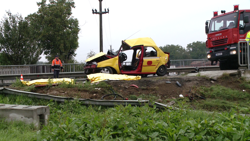 Grav accident langa Lugoj. Doua persoane au murit dupa ce masina lor a fost spublerata de un TIR - Imaginea 4