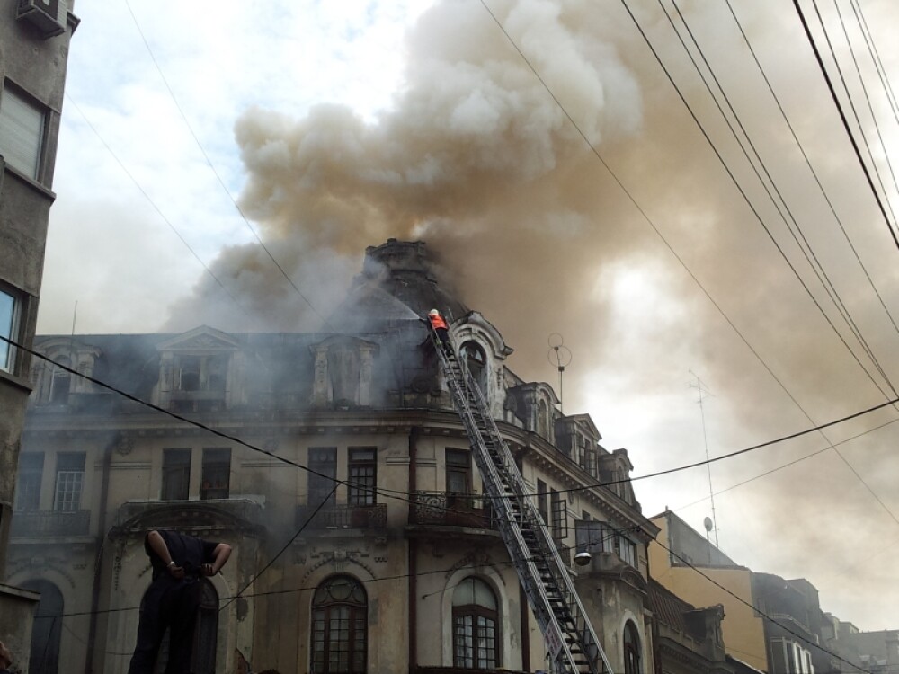 VIDEO. Un restaurant din centrul Capitalei a luat foc. Pompierii s-au luptat o ora cu incendiul - Imaginea 2