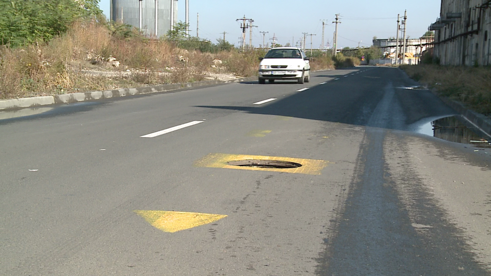 Metoda inedita de a semnaliza lipsa capacelor de canal pe o strada din Arad. Vezi galerie FOTO - Imaginea 1