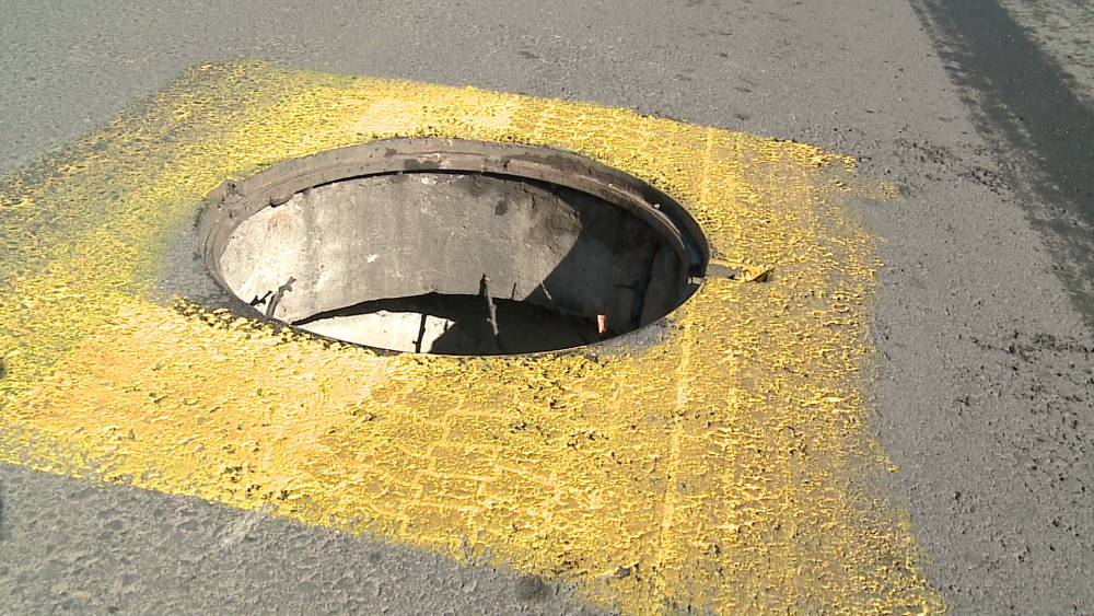 Metoda inedita de a semnaliza lipsa capacelor de canal pe o strada din Arad. Vezi galerie FOTO - Imaginea 2