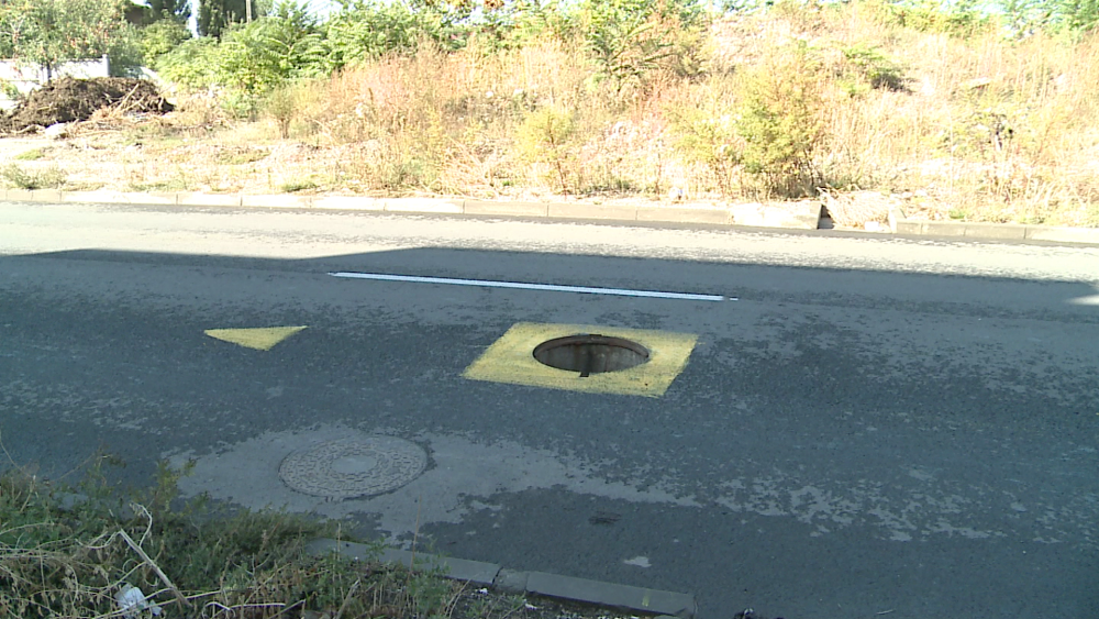Metoda inedita de a semnaliza lipsa capacelor de canal pe o strada din Arad. Vezi galerie FOTO - Imaginea 6