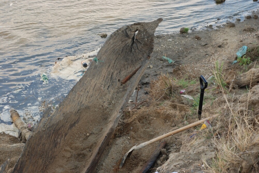 Apele scazute ale Muresului au scos la iveala o ambarcatiune scufundata de secole - Imaginea 3