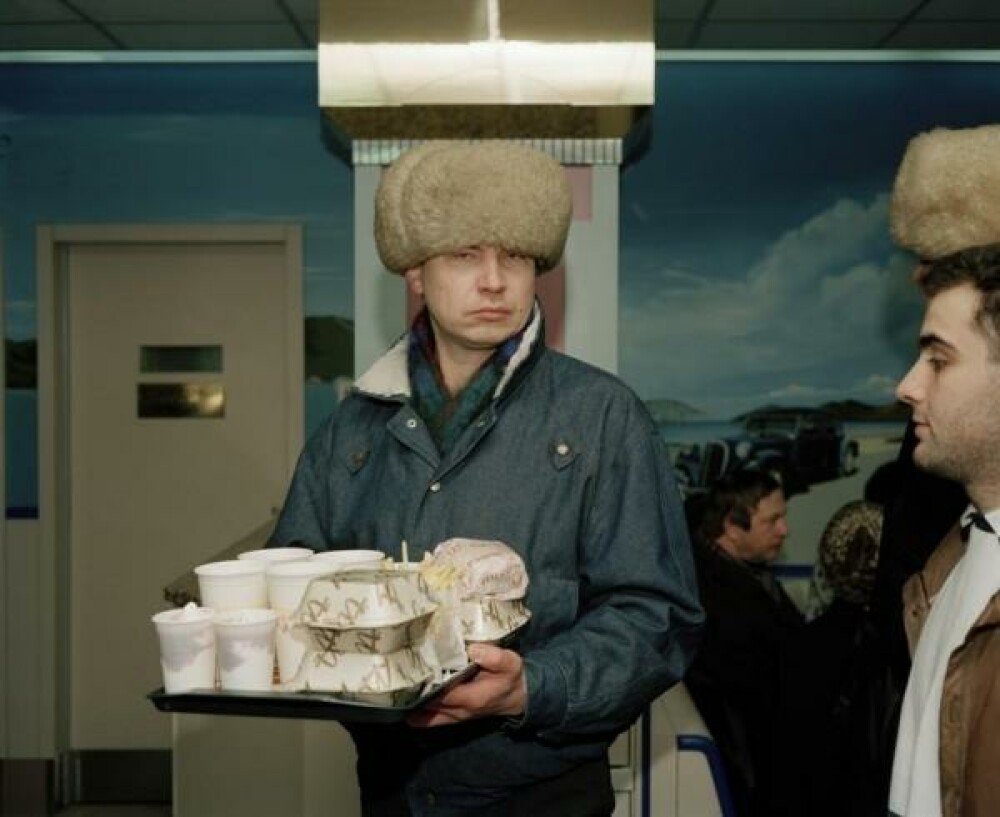 Cea mai mare coada vazuta la McDonald's in Europa.Cati rusi au venit la primul Mc deschis in Moscova - Imaginea 2