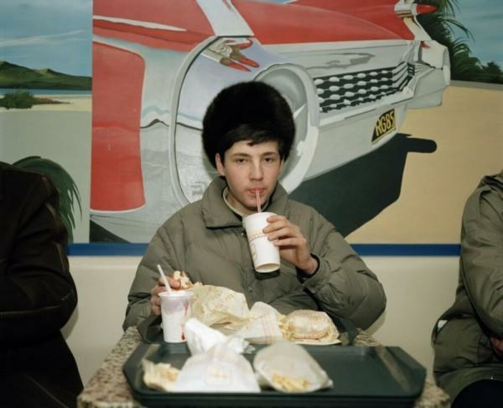 Cea mai mare coada vazuta la McDonald's in Europa.Cati rusi au venit la primul Mc deschis in Moscova - Imaginea 3
