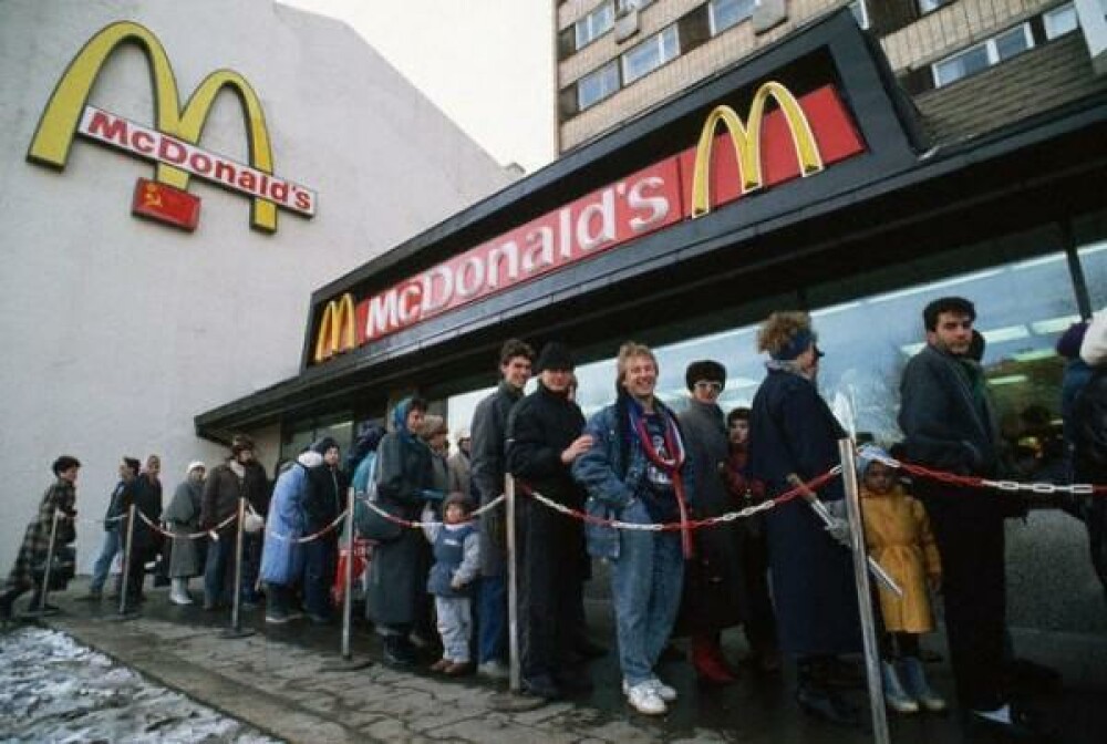 Cea mai mare coada vazuta la McDonald's in Europa.Cati rusi au venit la primul Mc deschis in Moscova - Imaginea 4