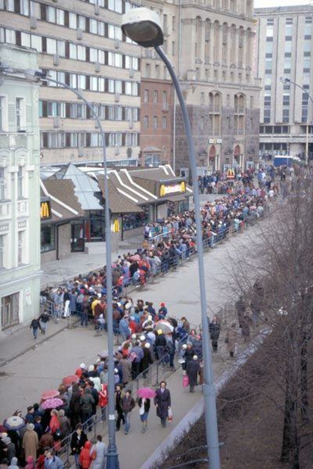 Cea mai mare coada vazuta la McDonald's in Europa.Cati rusi au venit la primul Mc deschis in Moscova - Imaginea 5