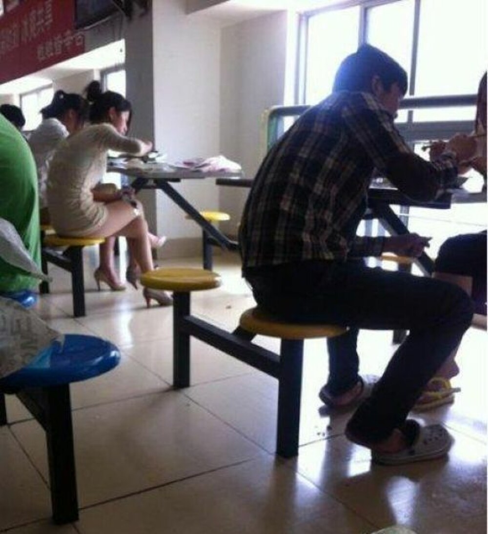 O studenta chineza i-a lasat pe toti fara replica la sala de mese.Ce costumatie fara masura a purtat - Imaginea 1