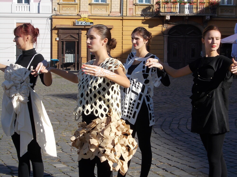 Prezentare de moda inedita in stil baroc, in Piata Unirii din Timisoara. Vezi GALERIE FOTO - Imaginea 1