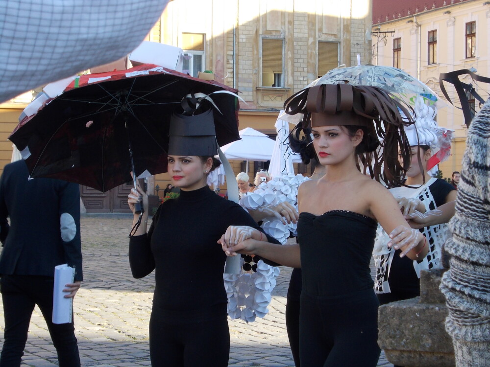 Prezentare de moda inedita in stil baroc, in Piata Unirii din Timisoara. Vezi GALERIE FOTO - Imaginea 2