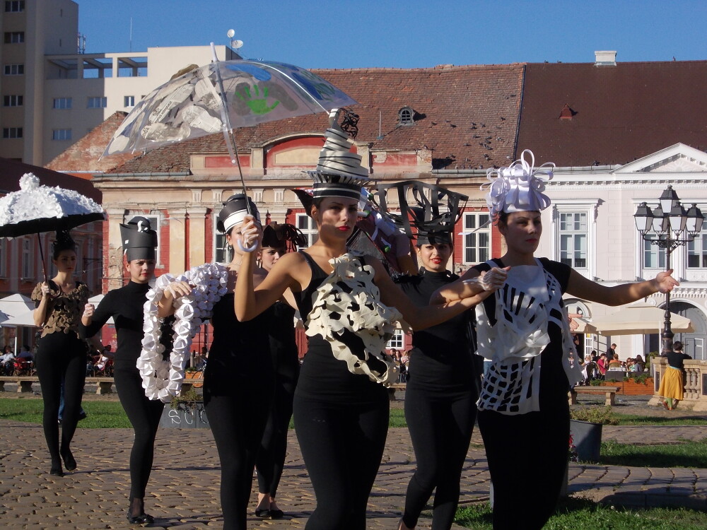 Prezentare de moda inedita in stil baroc, in Piata Unirii din Timisoara. Vezi GALERIE FOTO - Imaginea 4