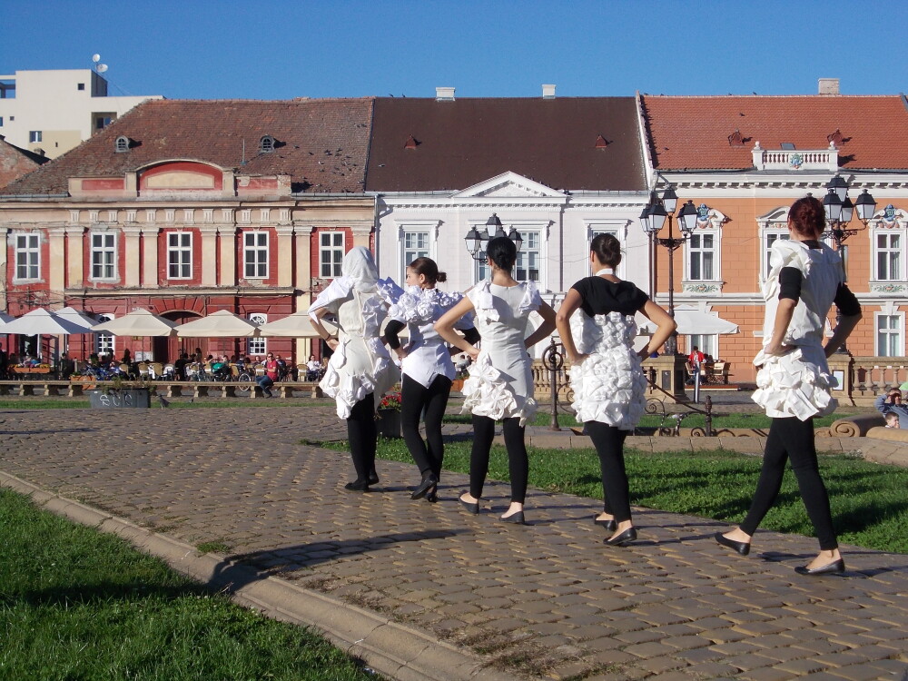 Prezentare de moda inedita in stil baroc, in Piata Unirii din Timisoara. Vezi GALERIE FOTO - Imaginea 6