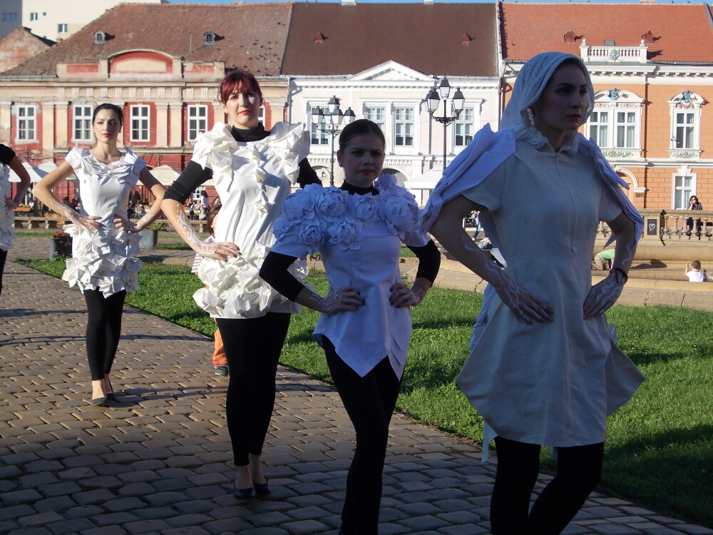 Prezentare de moda inedita in stil baroc, in Piata Unirii din Timisoara. Vezi GALERIE FOTO - Imaginea 7