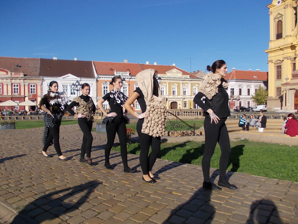 Prezentare de moda inedita in stil baroc, in Piata Unirii din Timisoara. Vezi GALERIE FOTO - Imaginea 8