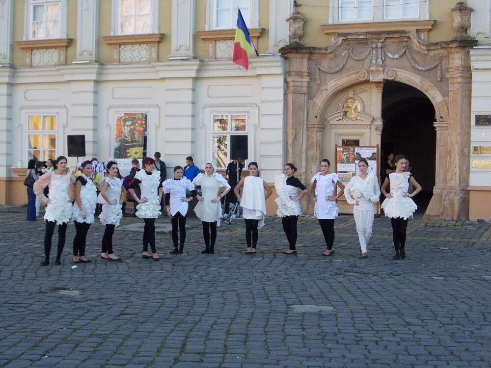 Prezentare de moda inedita in stil baroc, in Piata Unirii din Timisoara. Vezi GALERIE FOTO - Imaginea 11
